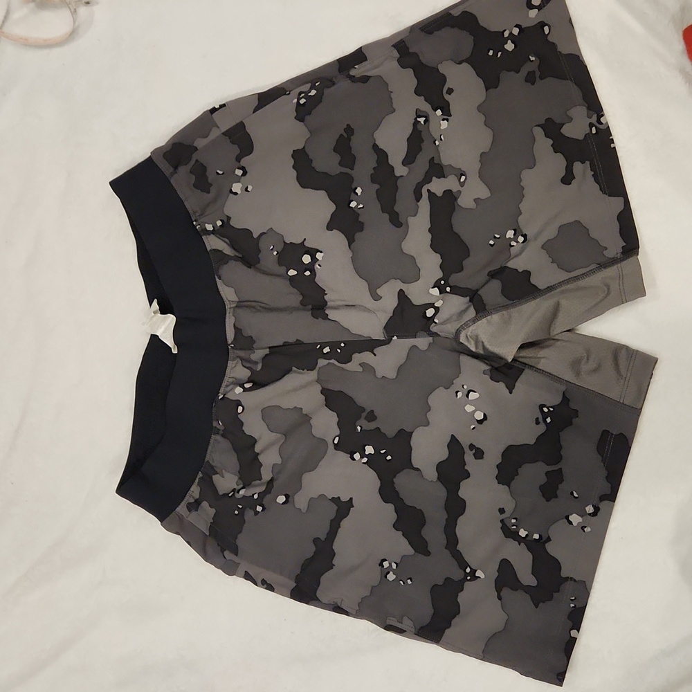 Men's Fabletics Grey cameo Franchised lines shorts, 7 inch Medium